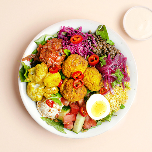 Spiced falafel en shakshuka salade