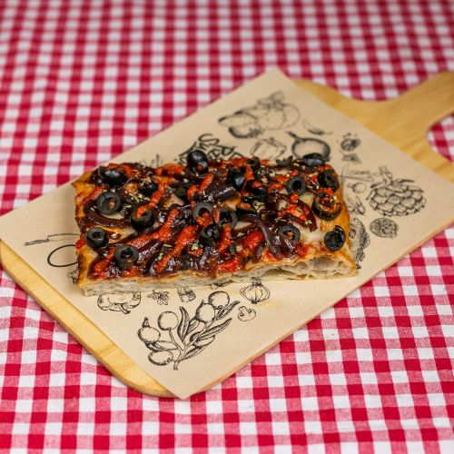 SUGO slice gekarameliseerde ui en sriracha