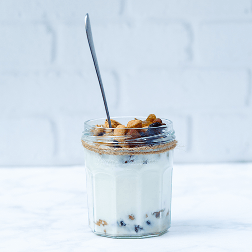 Yoghurt met gemengde noten, rozijnen en honing