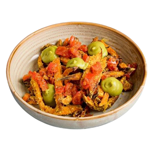 Zoete aardappel frites avocado en tomatensalade