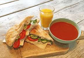 Fijne sandwiches, verse sap & soep