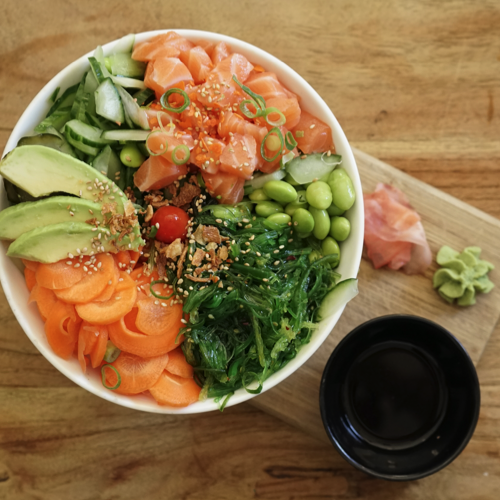 Salmon en avocado poké bowl