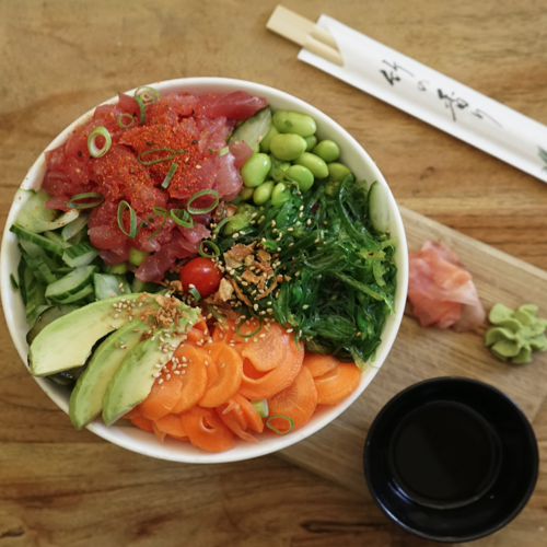Spicy grilled tuna poké bowl