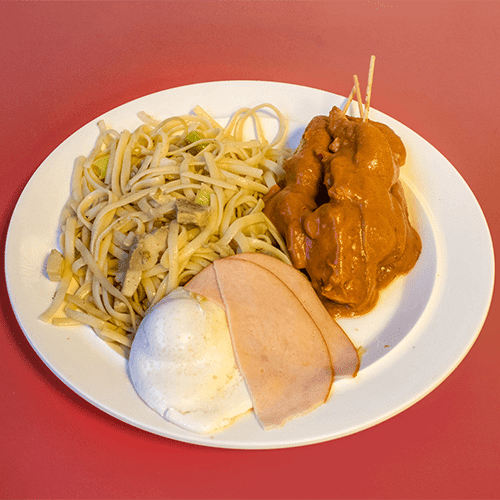 Bami goreng met saté ajam