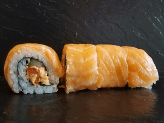 Uramaki zalm outside