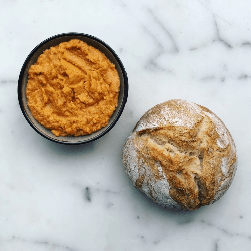 Gegrilde paprika hummus en Rustiek broodje van Van Menno