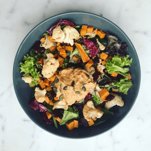 Vegan bowl en gegrilde paprikahummus