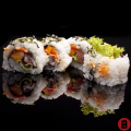 Uramaki sake mango roll