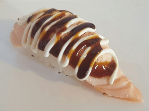 Geflambeerde zalm nigiri