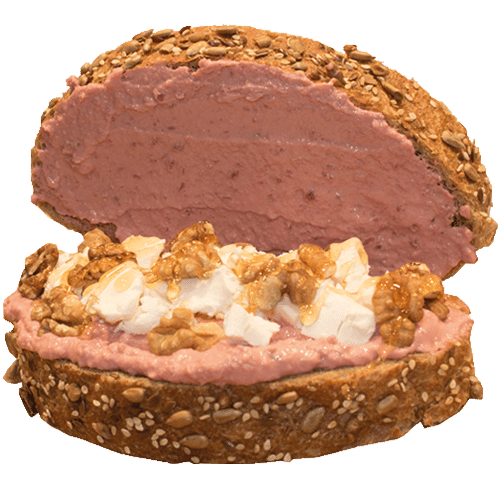 Rode bieten hummus en geitenkaas sandwich