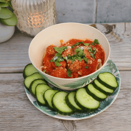 For the kids: pasta with meatballs in tomato sauce