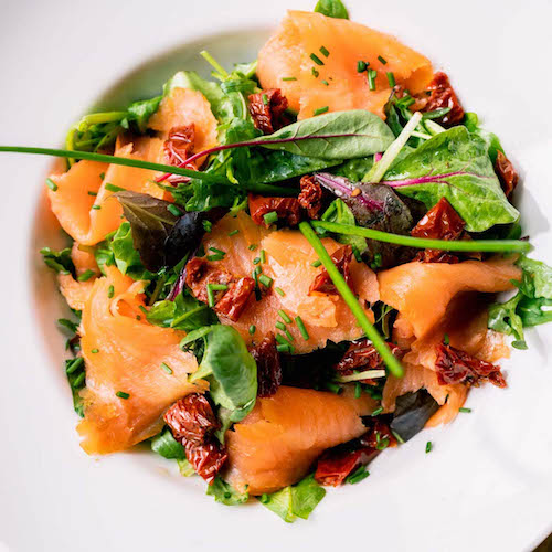 Insalata di salmone affumicato capperi e herbe cipollina
