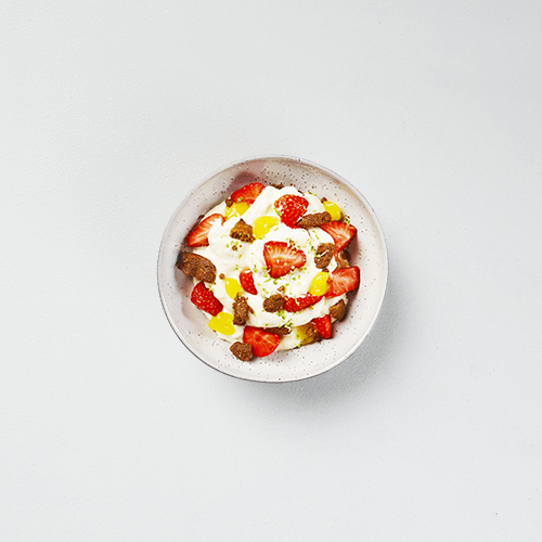 Monchou dessert with lime-mandarin puree and cake