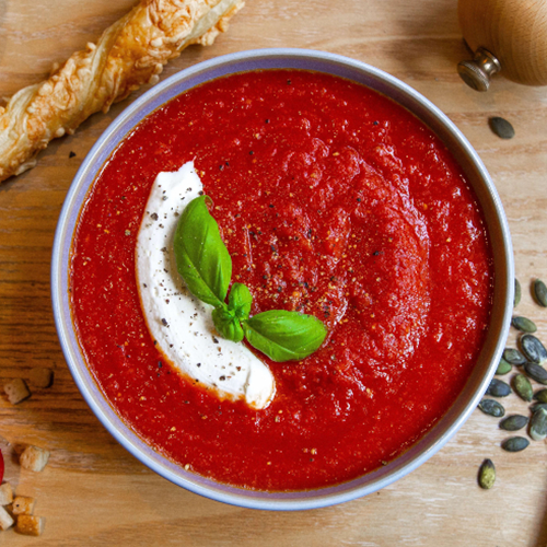 Pure tomatensoep met room en basilicum (vegetarisch)