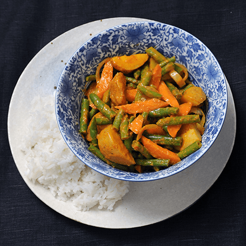 Veganistische Thaise gele curry met witte Jasmijn rijst