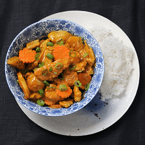Thaise gele curry met witte jasmijn rijst met kip