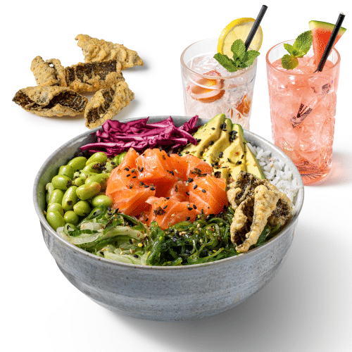 Poké bowl super salmon, tempura crisps en drinken