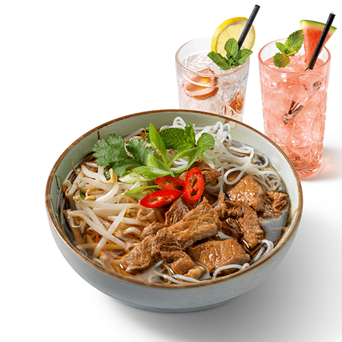 Phở beef noodle soup en Vietnamese homemade lemonade