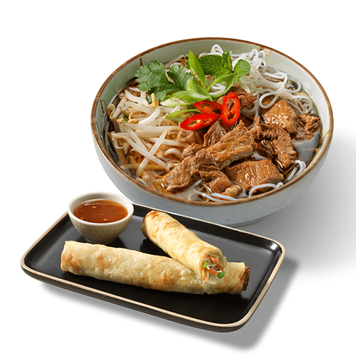 Phở beef noodle soup en 2 Vietnamese loempia's