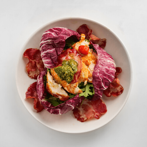 Insalata pollo con pesto e pancetta