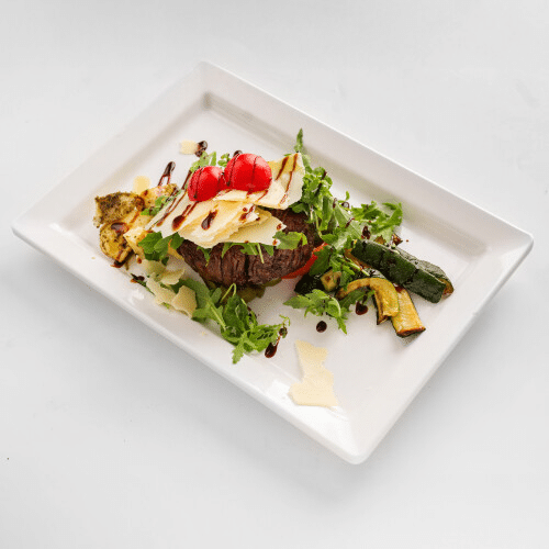 Filetto di manzo, tagliata, con rucola selvatica e scaglie di grana