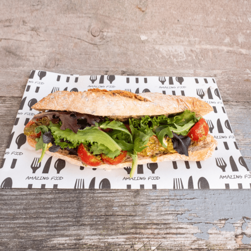 Broodje met mozzarella, tomaat en groene pesto