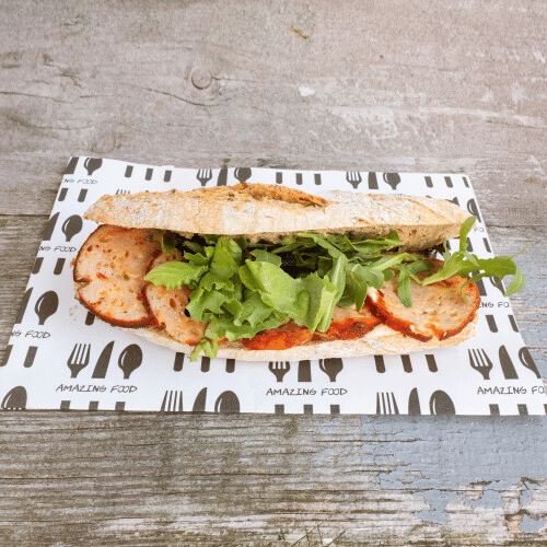 Broodje met jalapeño grillworst en mosterdmayonaise