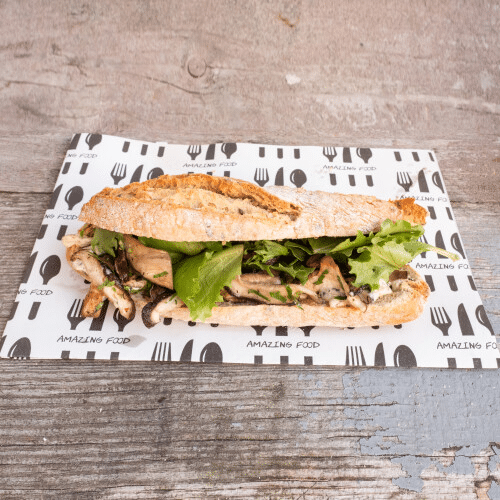 Broodje geroosterde paddenstoelen met truffelmayonaise