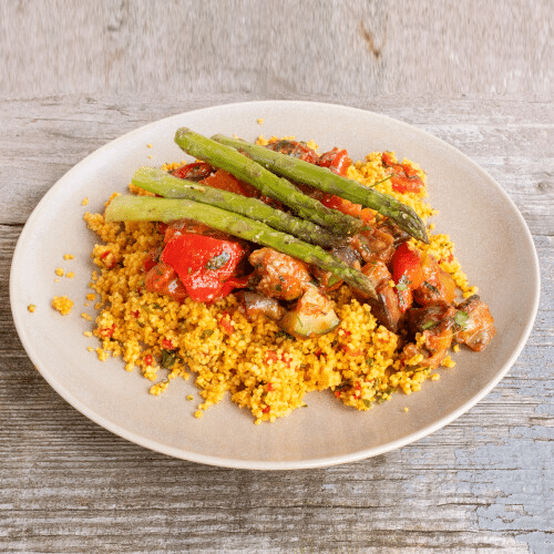 Vegan couscous met ratatouille en groene asperges