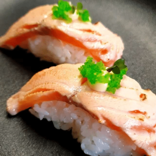Nigiri geflambeerde zalm