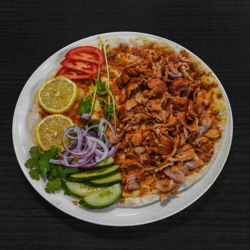 Turkse pizza met kipshoarma