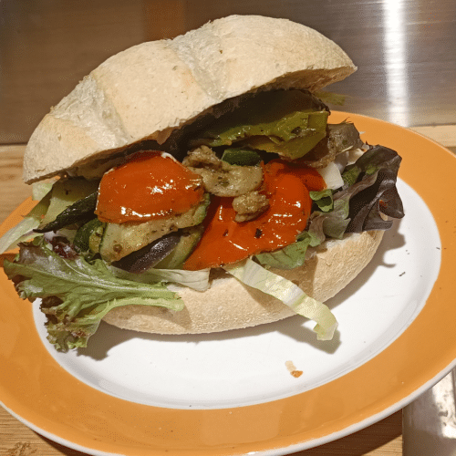 Broodje hummus en gegrilde groenten