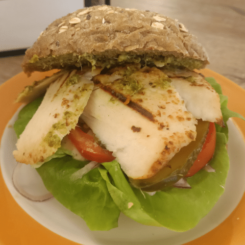 Broodje kip pesto