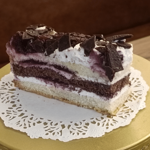 kersen, biscuit gebakje met slagroom en chocolade