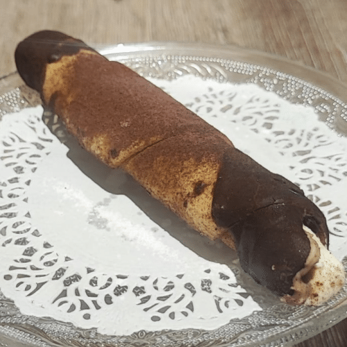 Rolletje met chocolade en slagroom