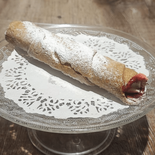 Rolletje met frambozen en slagroom