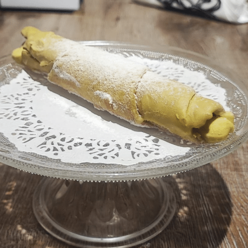 Rolletje met pistache en slagroom