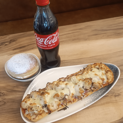 Zapiekanka met frisdrank en dessert