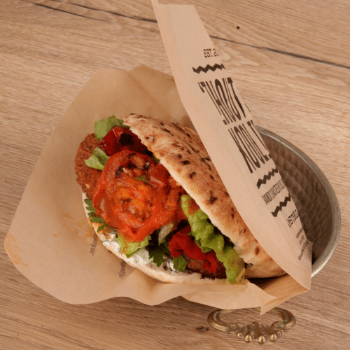 Pita falafel met pittige tomaten-paprika