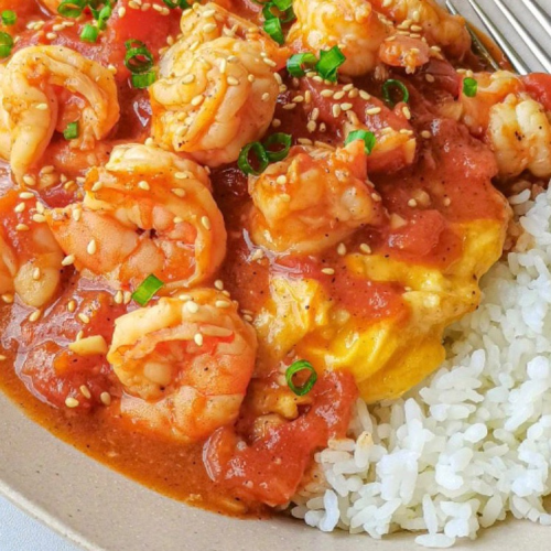Gebakken Chinese grote garnalen met saus in Chinese stijl