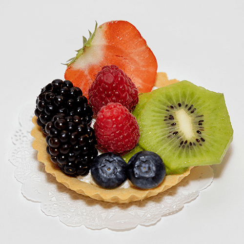Kiwi, aardbei, frambozen, bramen en bosbessen gebakje