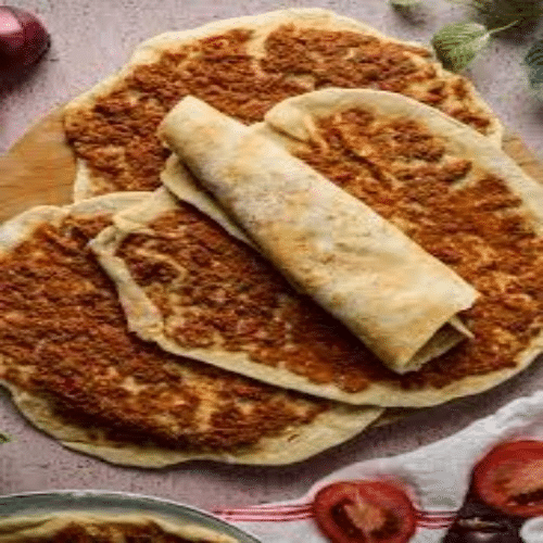 Turkse pizza met döner kebab