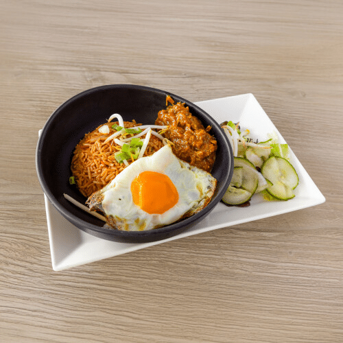 Nasi of bami schotel pittige Surinaamse kip