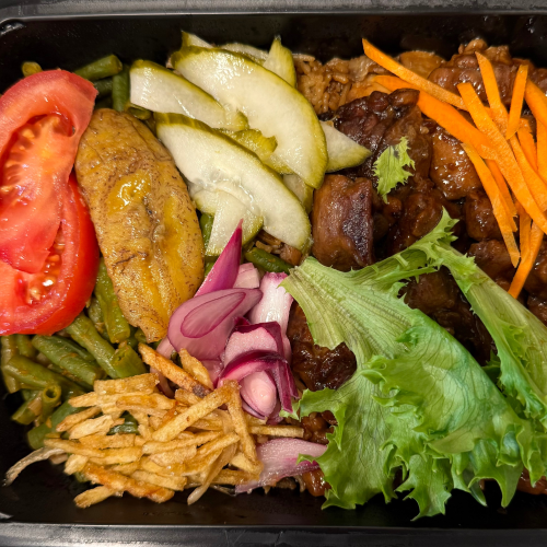Nasi gestoofde ketjap kipkluif