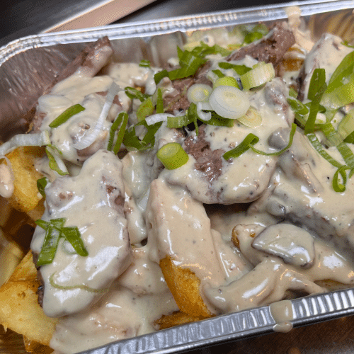 Loaded fries ossenhaas met champignonsaus
