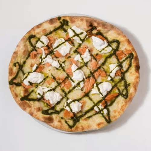 Pizza burrata, pesto verde e salmone affumicato