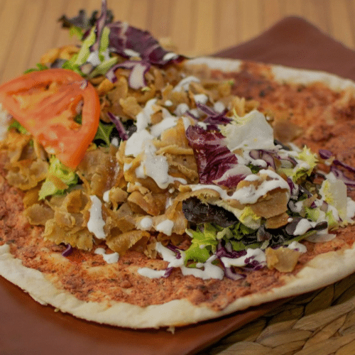 Lahmacun met döner en kaas