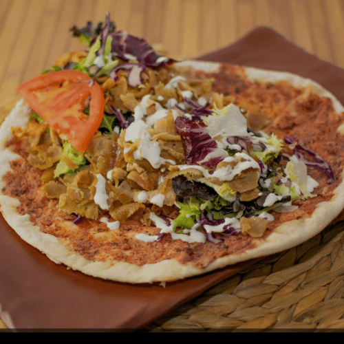 Lahmacun met döner en salade