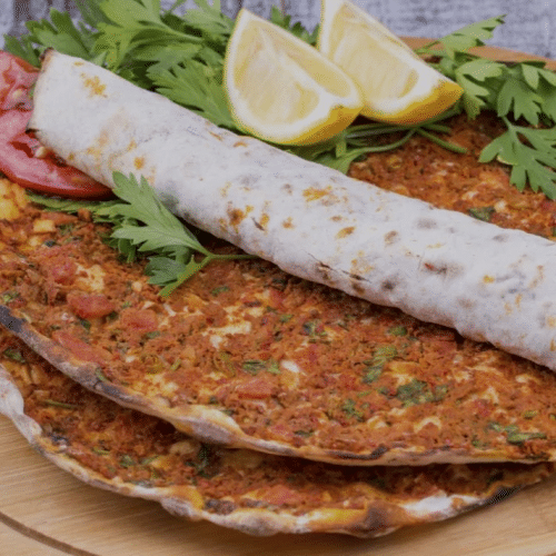 Lahmacun met kaas en salade