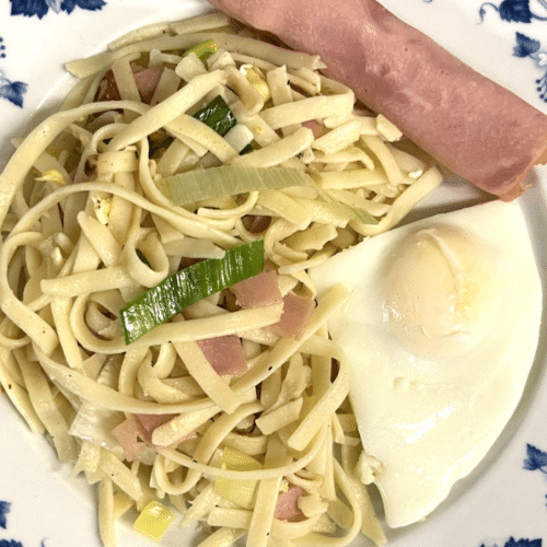 Nasi of bami met ham, vlees en ei